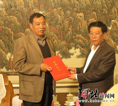 艾文礼向贾永青颁发河北省道德模范证书，由其父贾占社代领。